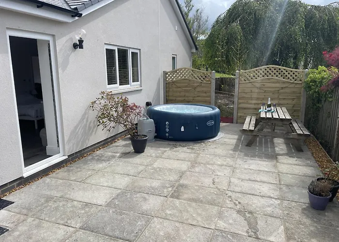 Large New Studio Apartment And Hot Tub - Private Hideaway In The Brecon Beacons